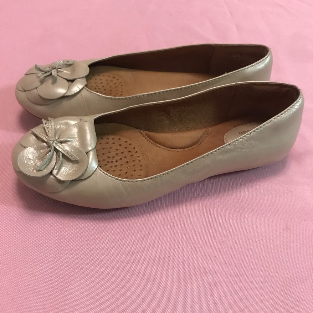 Clarks Artisan flats, sized 6.5, cream color.